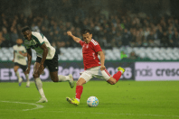 Inter marca no último lance e arranca empate contra o Coritiba pelo Brasileirão