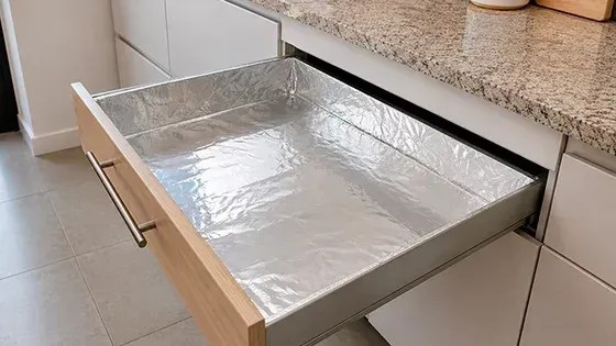Truque com papel-alumínio nas gavetas ajuda a proteger móveis da cozinha; entenda