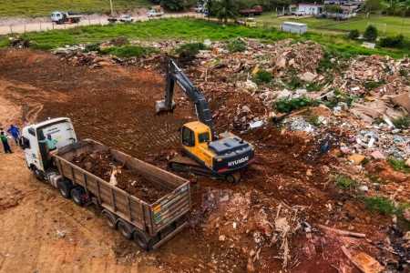 Equipes atuam na desmobilização de bota-fora em Ubá • Prefeitura de Ubá/Divulgação