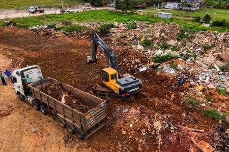 Equipes atuam na desmobilização de bota-fora em Ubá • Prefeitura de Ubá/Divulgação
