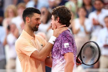 Djokovic e João Fonseca após partida em Roland Garros