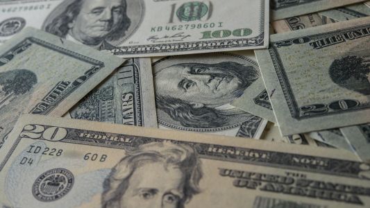 Dólar segue abaixo dos R$ 4,90