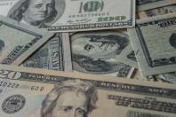 Dólar fecha praticamente estável, abaixo de R$ 4,90, com cautela no exterior