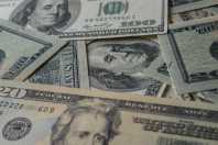 Dólar cai e volta a fechar abaixo de R$ 5,00, com perspectiva de alta na Selic