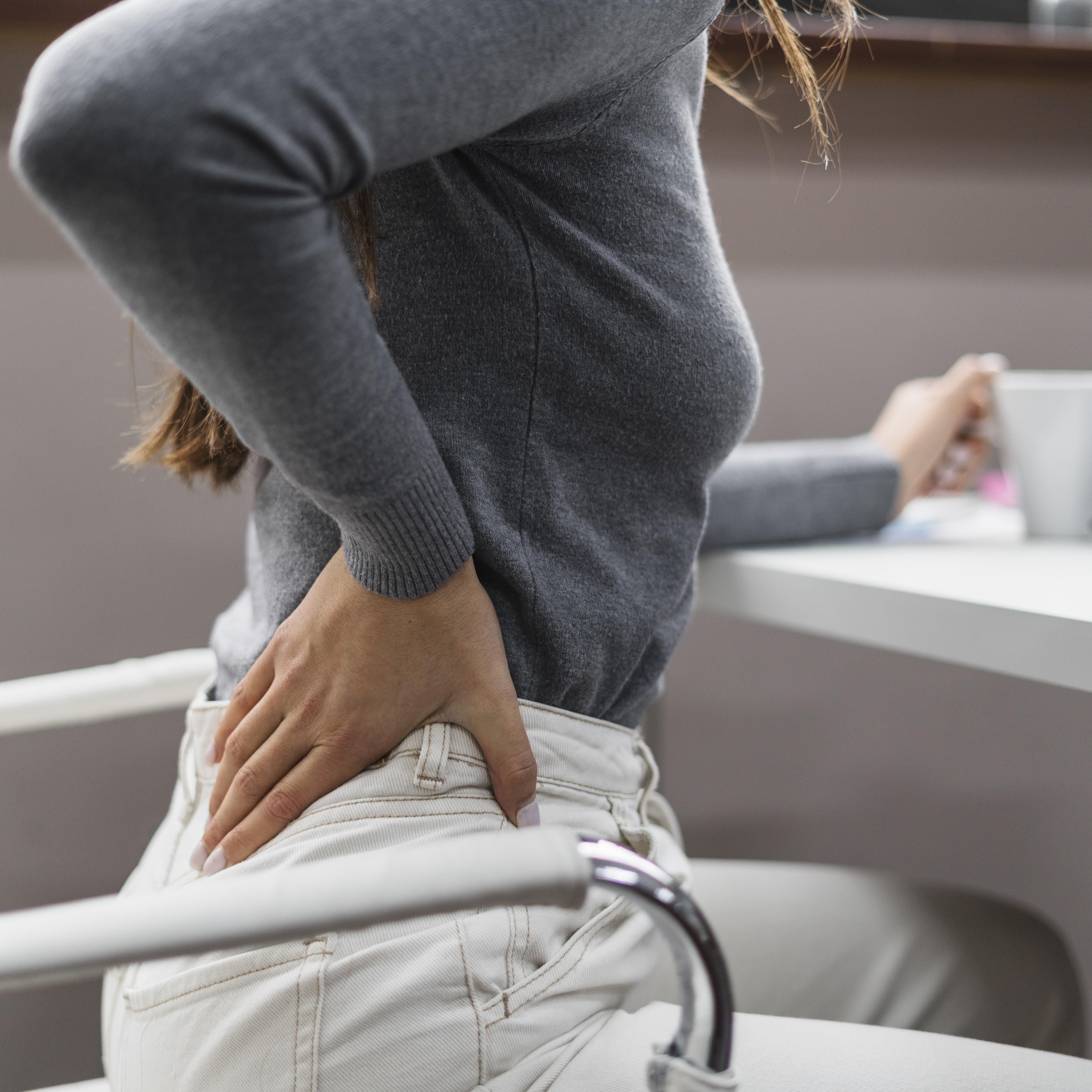 Compressa quente ou fria? Médico explica qual usar para aliviar dor lombar