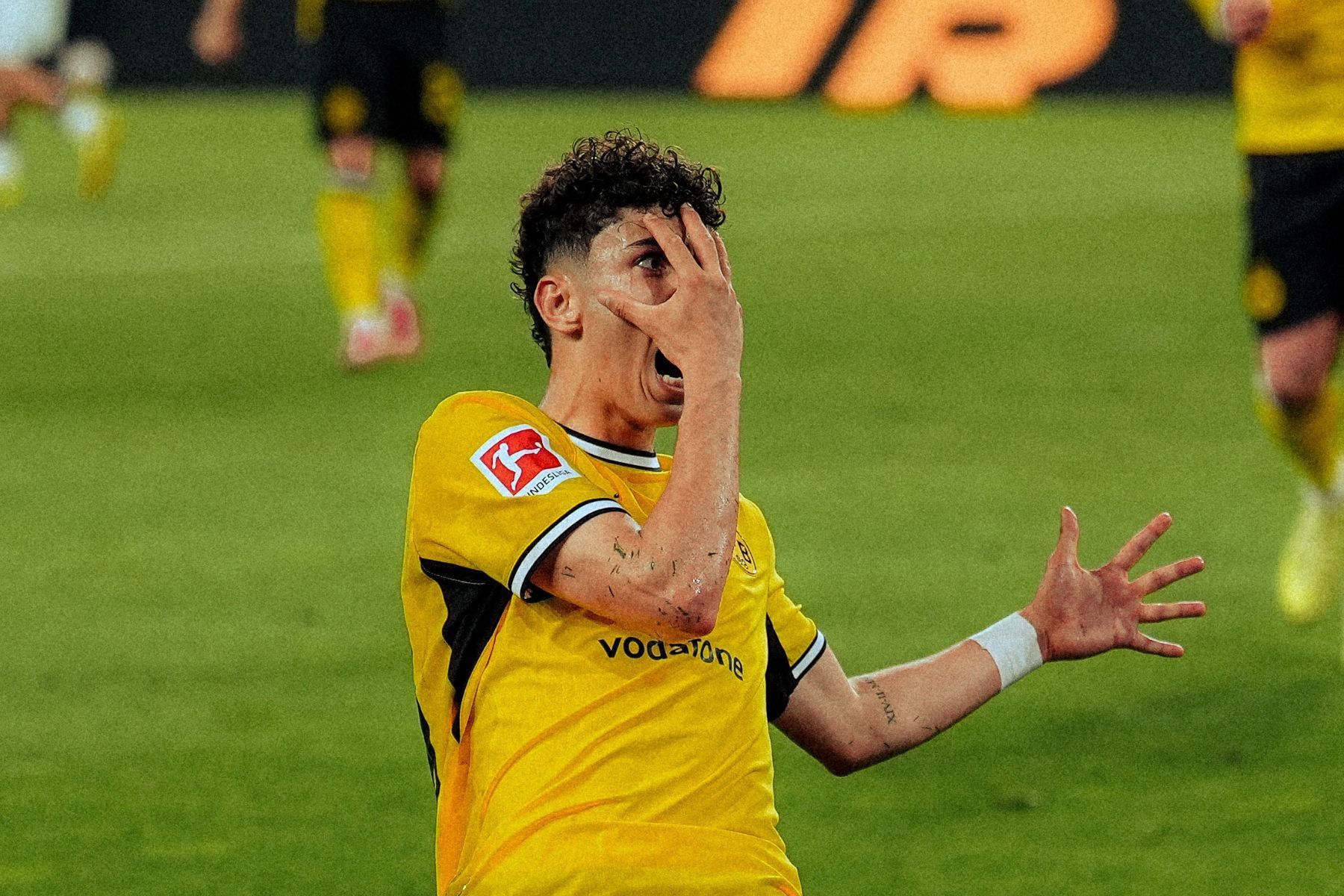 ‘Brasileiro’ marca 1° gol como profissional, e Dortmund vence Frankfurt na Bundesliga