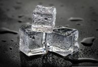 Despejar cubos de gelo no vaso sanitário: por que é recomendado e para que serve