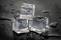 Despejar cubos de gelo no vaso sanitário: por que é recomendado e para que serve
