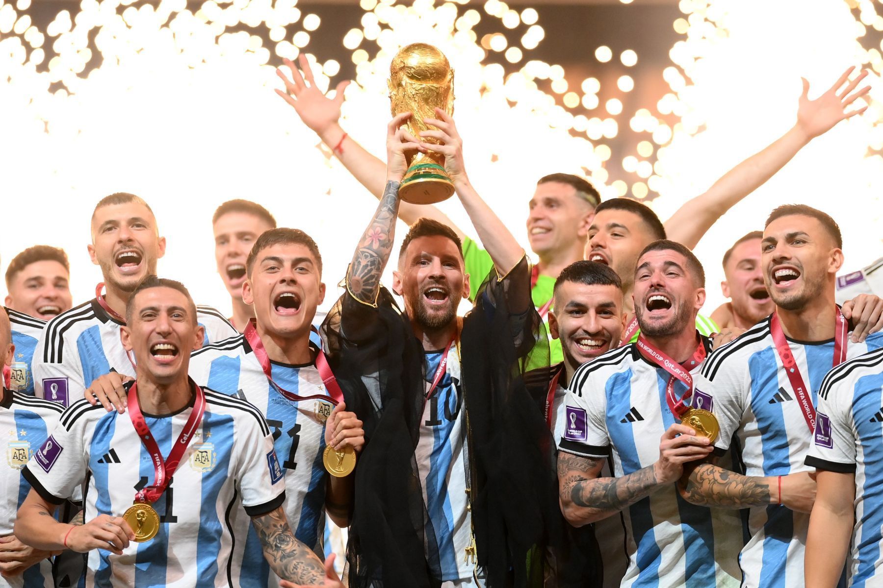 Campeão do mundo aceita reduzir até 70% do salário para seguir em gigante europeu