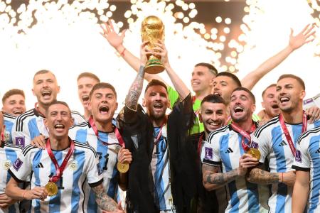 Dybala, ao lado de Messi, na celebração do título Mundial
