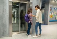 O bom dia no elevador parece ser gentil, mas psicólogos enxergam algo mais profundo