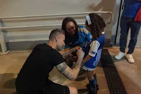 Fábio assina camisa de torcedora mirim do Cruzeiro