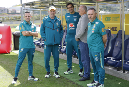 Felipão com comissão de Ancelotti em treino pré-Copa de 2026 na Granja Comary • Rafael Ribeiro/CBF