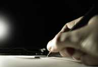O que a psicologia afirma sobre as pessoas que fazem anotações à mão em reuniões