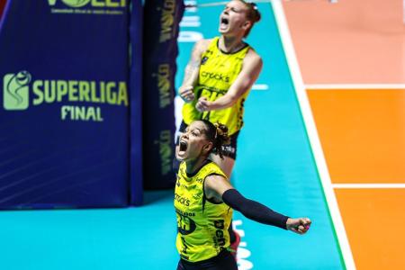 Adenízia, do Praia Clube, durante jogo da Superliga
