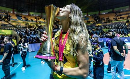 Carol Gattaz com a taça de campeã da Superliga Feminina