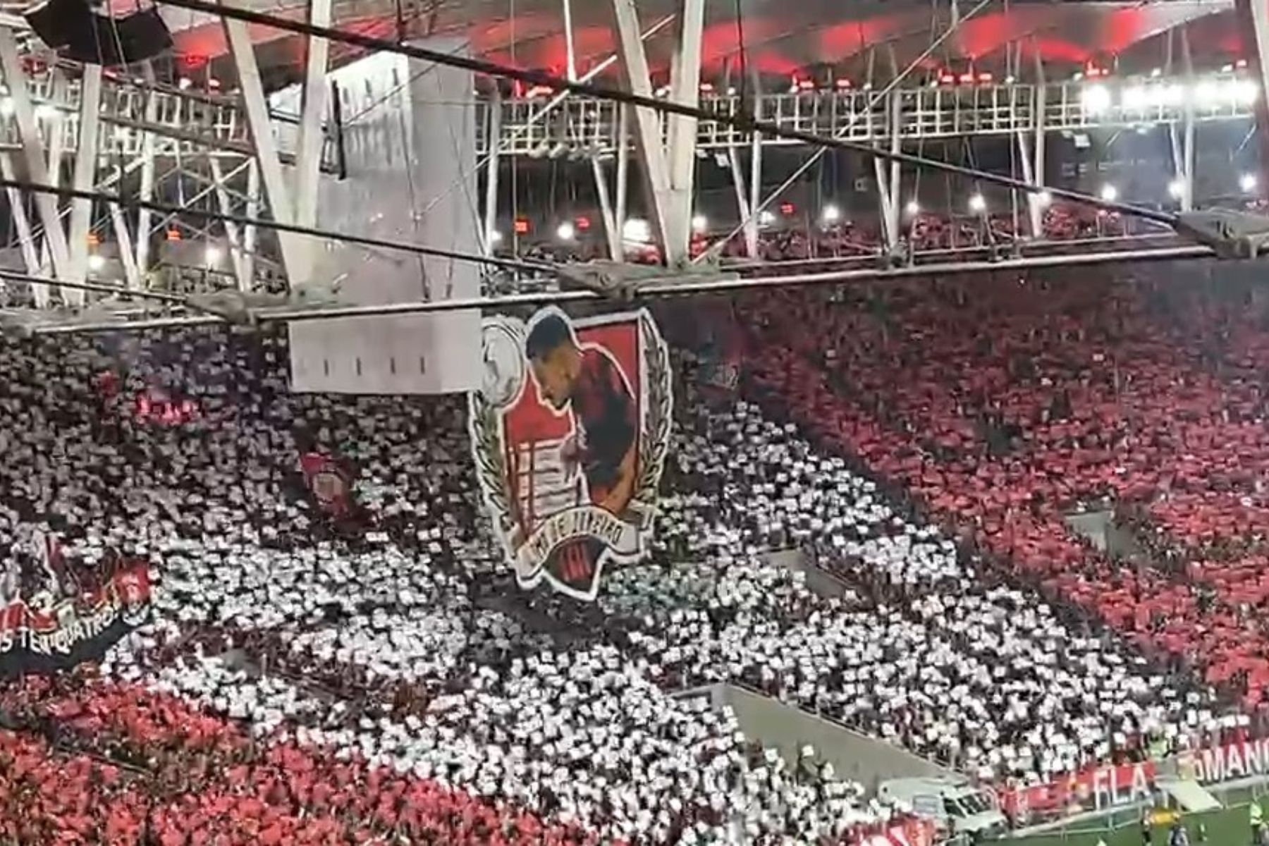 Torcida do Flamengo provoca Palmeiras em mosaico antes de jogo pelo Brasileiro