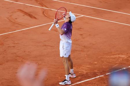 João Fonseca celebra vitória em Roland Garros 2026