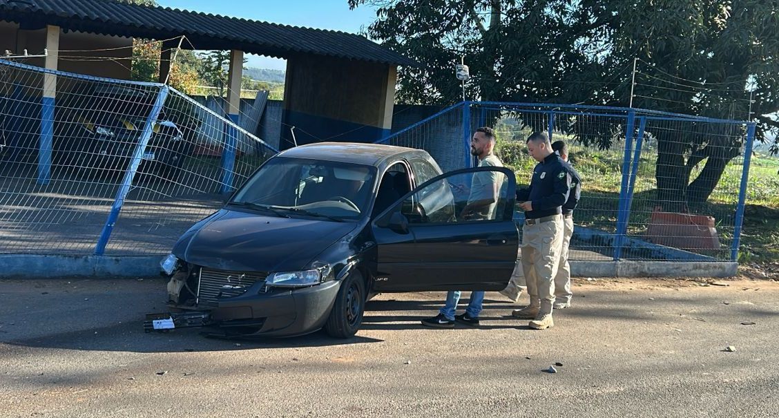 Carro de passeio atinge poste e grade da PRF na BR-365 em Patos de Minas