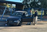 Carro de passeio atinge poste e grade da PRF na BR-365 em Patos de Minas