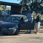 Carro de passeio atinge poste e grade da PRF na BR-365 em Patos de Minas