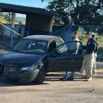 Carro de passeio atinge poste e grade da PRF na BR-365 em Patos de Minas