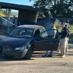 Carro de passeio atinge poste e grade da PRF na BR-365 em Patos de Minas