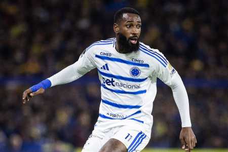 Gerson em ação pelo Cruzeiro na Argentina