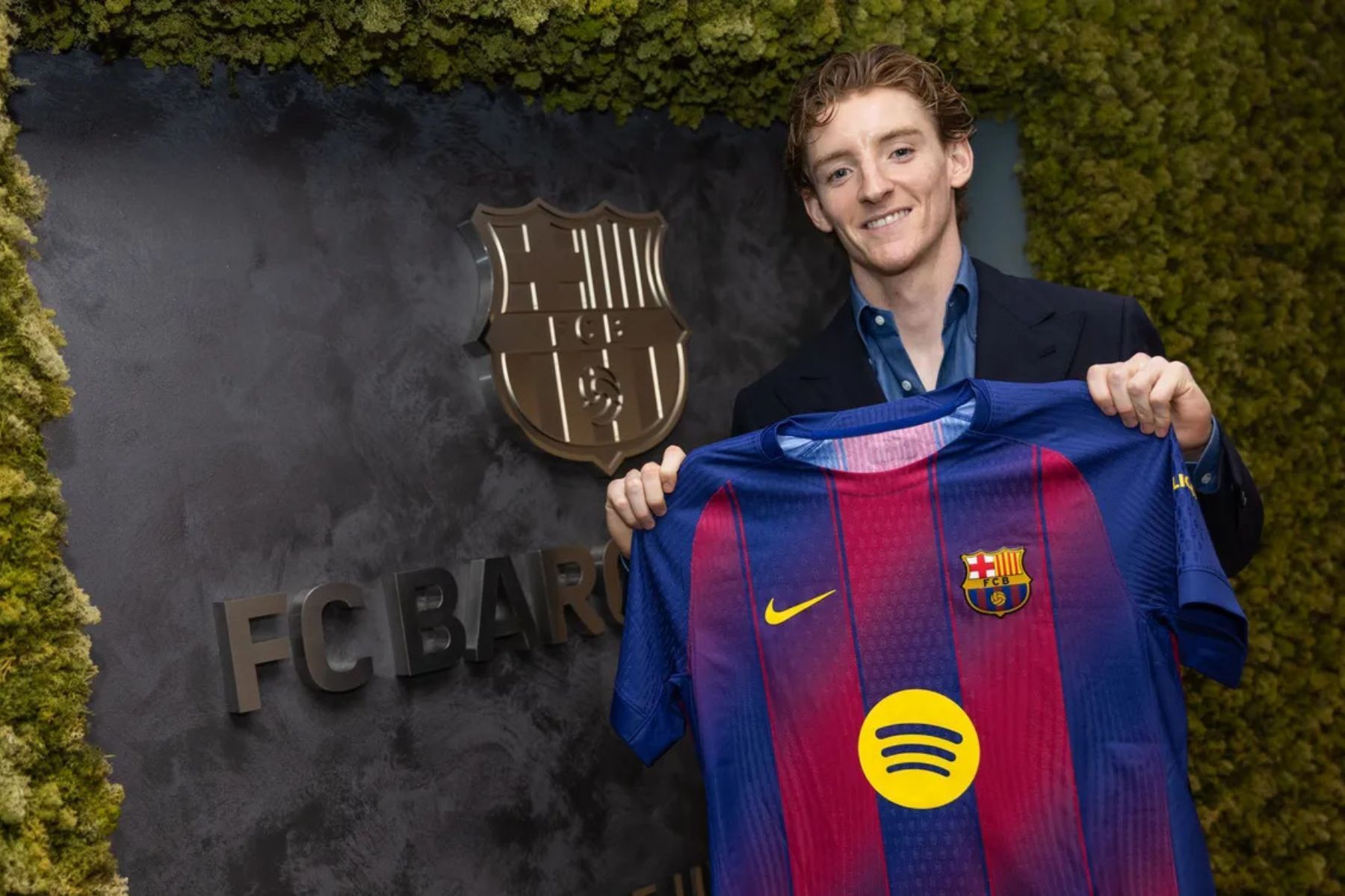 Barcelona paga mais de R$ 400 milhões e anuncia atacante inglês que disputará a Copa