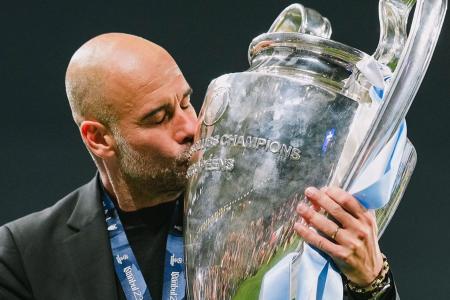 Pep Guardiola com a taã da Champions League conquistada no Manchester City
