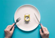 O que acontece no seu corpo durante um jejum de 24 horas? Descubra se emagrece