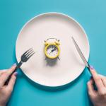 O que acontece no seu corpo durante um jejum de 24 horas? Descubra se emagrece