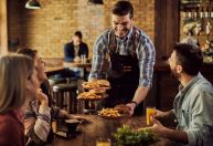 Ajudar o garçom a tirar a mesa pode influenciar sua vida no ambiente de trabalho
