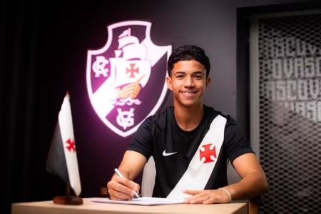 Andrey Fernandes renovou contrato com o Vasco