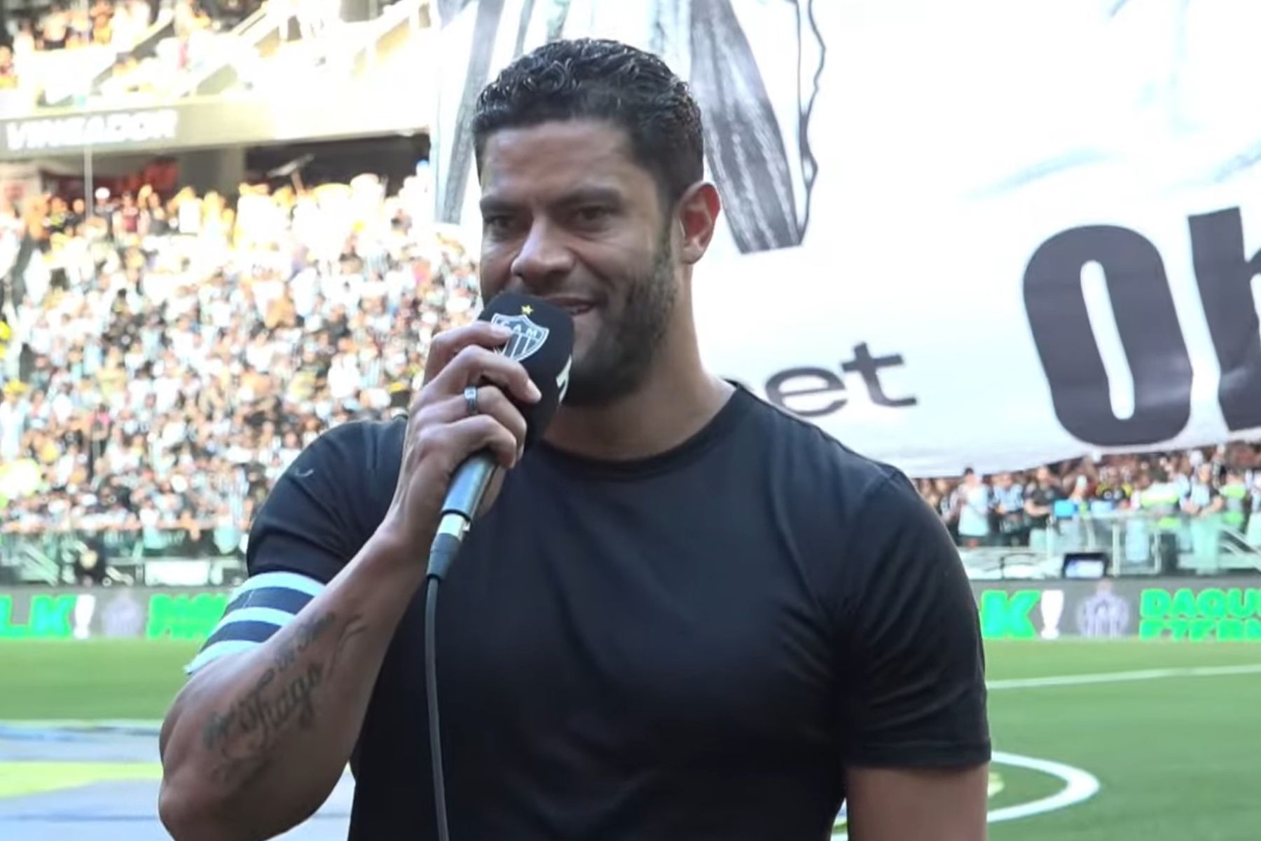 Hulk se emociona em despedida e se declara ao Atlético: 'Amo vocês'