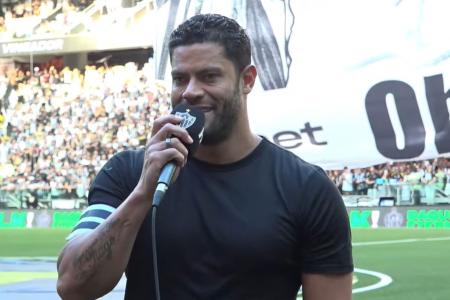 Hulk recebe homenagem do Atlético em despedida do clube