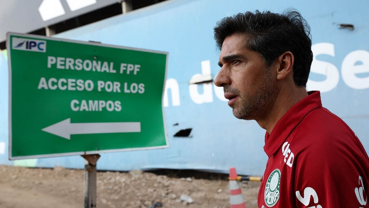 Conmebol toma decisão sobre dedo do meio mostrado por Abel Ferreira, do Palmeiras