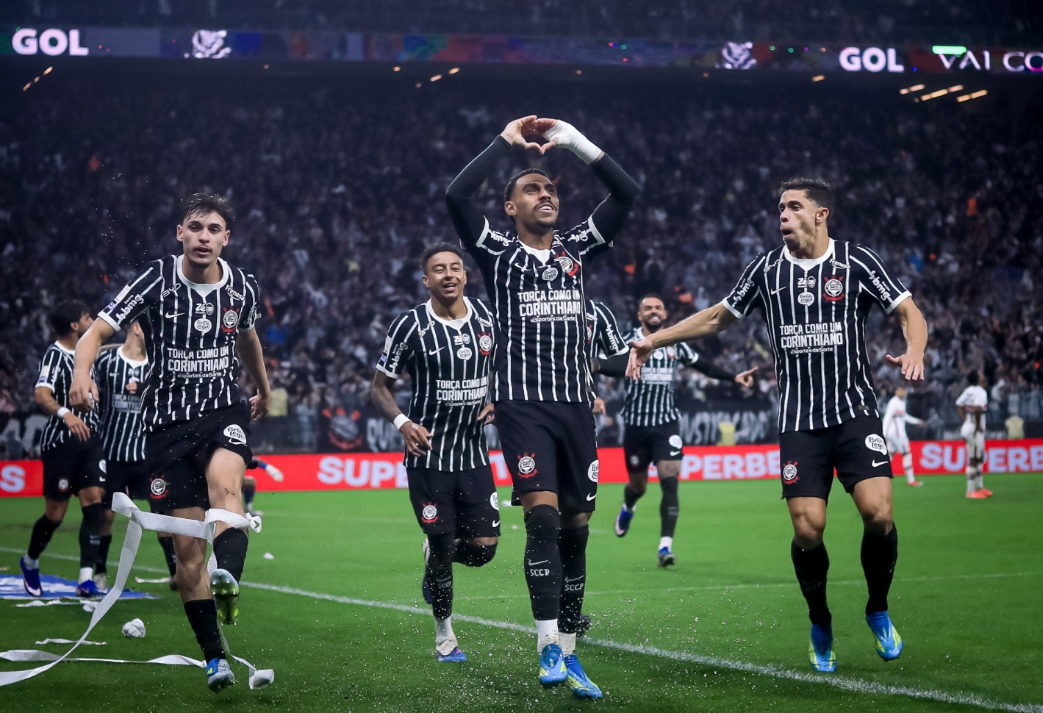 Titular do Corinthians admite sondagem e é direto sobre futuro; Diniz reage