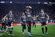 Titular do Corinthians admite sondagem e é direto sobre futuro; Diniz reage