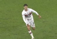 'Não encosta nas partes genitais': a análise do VAR sobre gesto de Bobadilla