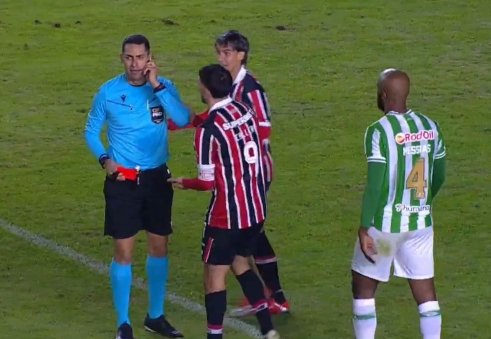 Jogador do São Paulo é expulso por agressão após 30 segundos em campo