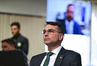Flávio Bolsonaro diz que Lula 'consegue brigar até com o Paraguai'