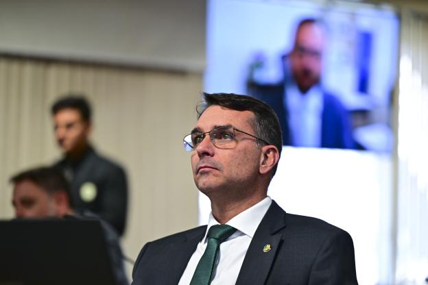 Homem que ameaçou Flavio Bolsonaro é levado para a delegacia em Juiz de Fora-MG