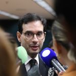Relator de PEC do fim da escala 6x1 diz que compensação 'depende do governo'