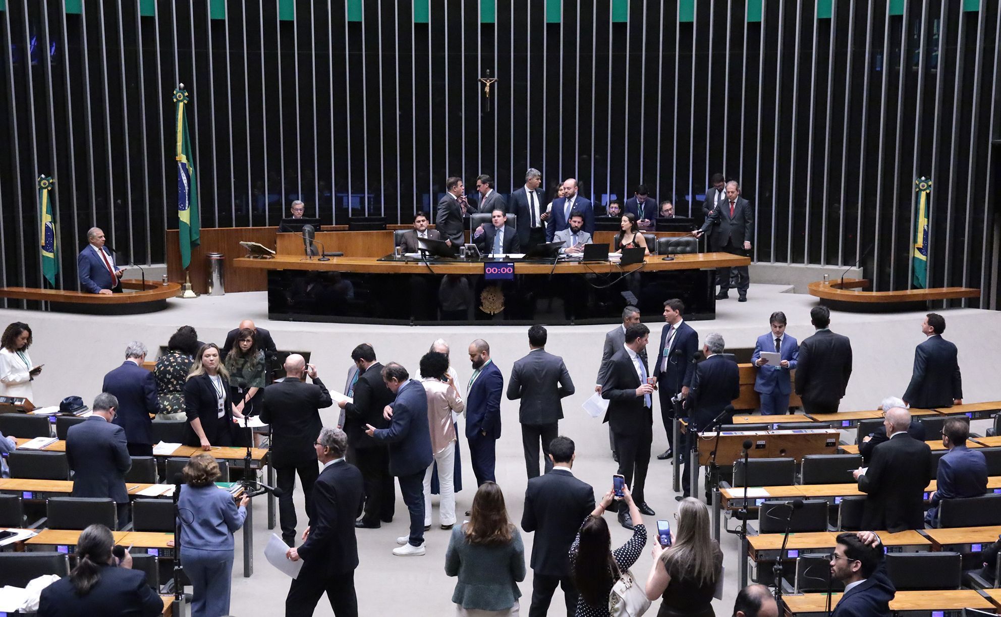 Câmara aprova projeto que dá até 15 anos para partidos pagarem multas eleitorais