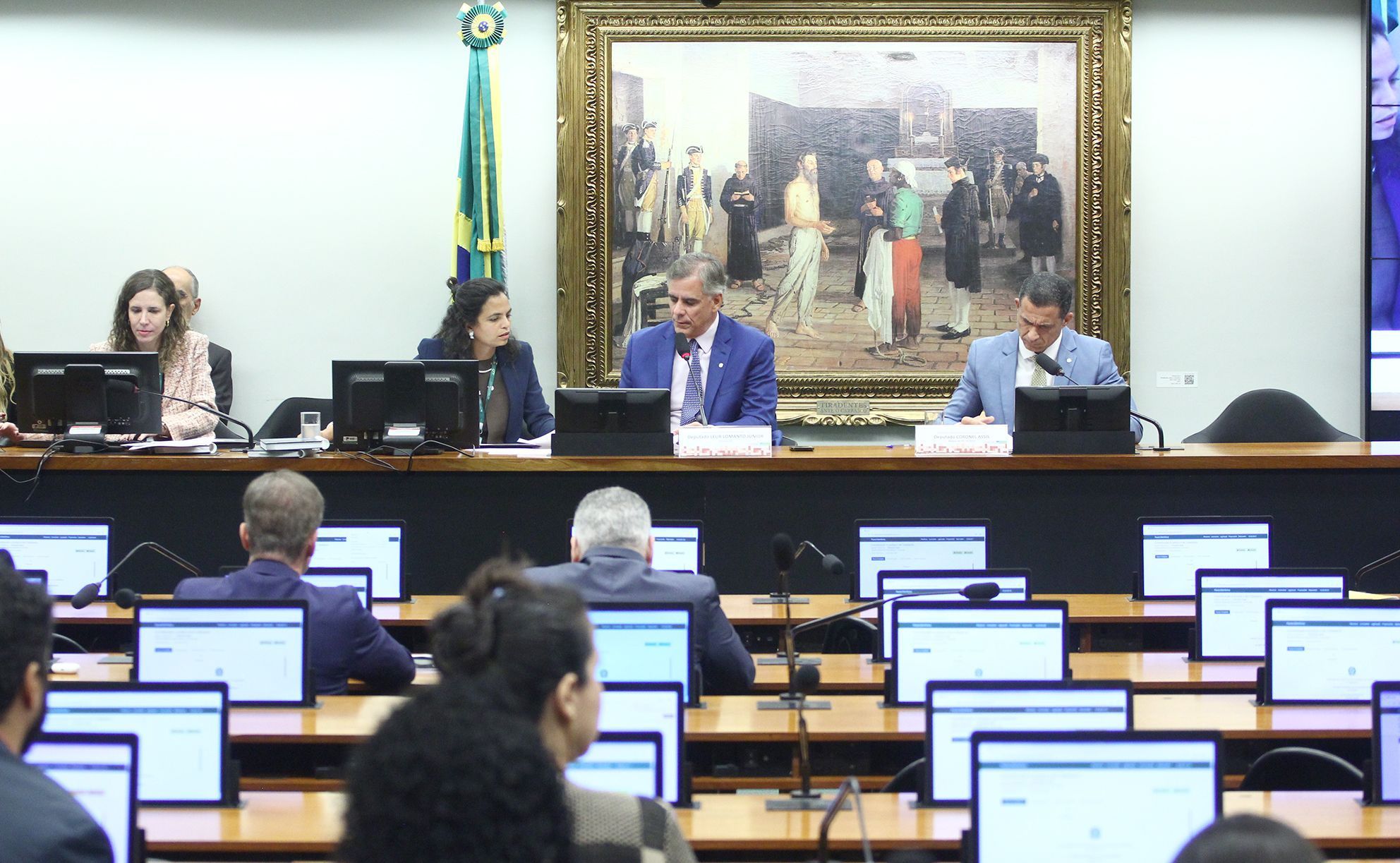 CCJ da Câmara adia votação de PEC que reduz maioridade penal