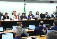 Comissão aprova relatório da PEC que reduz jornada de trabalho e altera escala 6x1