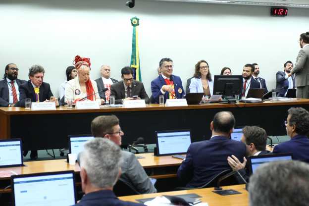 Comissão da Câmara aprova relatório da PEC que reduz jornada e altera escala 6x1