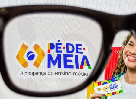 02/03/2026 - Brasília - O Pé-de-Meia é um programa de incentivo financeiro na modalidade de poupança, criado pelo Governo Federal brasileiro, destinado a estudantes de baixa renda matriculados no ensino médio público. O objetivo principal é reduzir as taxas de evasão escolar e incentivar a conclusão dos estudos. Foto: Rafa Neddermeyer/Agência Brasil