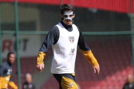 Pablo Maia treina de máscara após se recuperar de fraturas na face • Divulgação/São Paulo FC